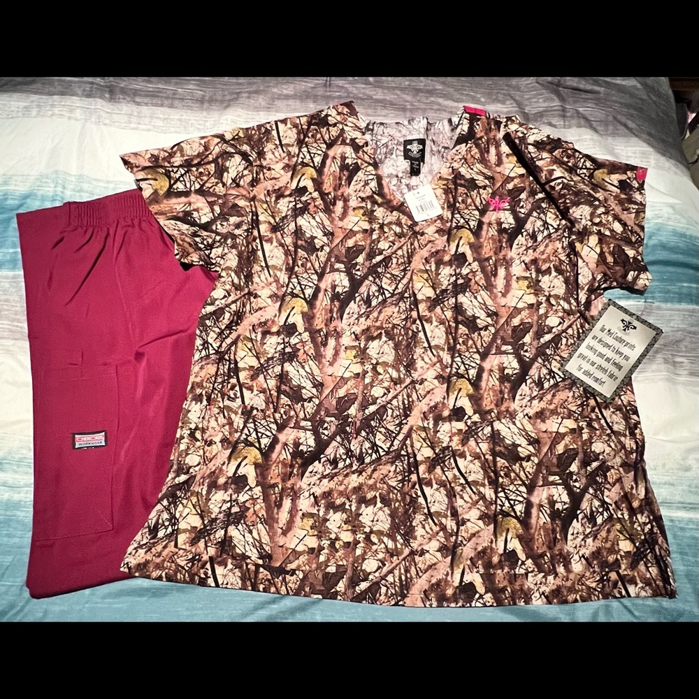 WOMENS super rare NWT COUNTRY THEMED SCRUB SET!!! Size M/L